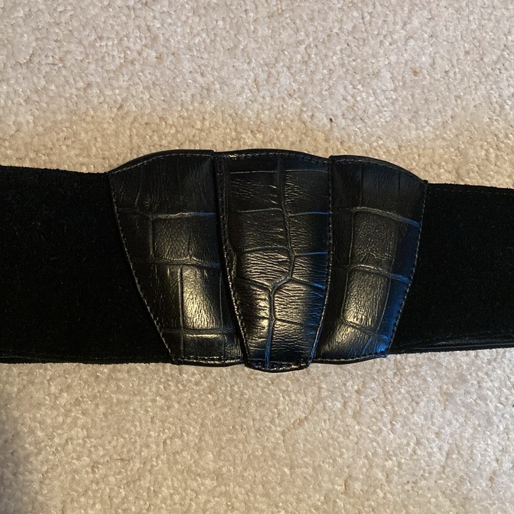 Vintage Liz Claiborne medium black leather and suede belt. Excellent condition
